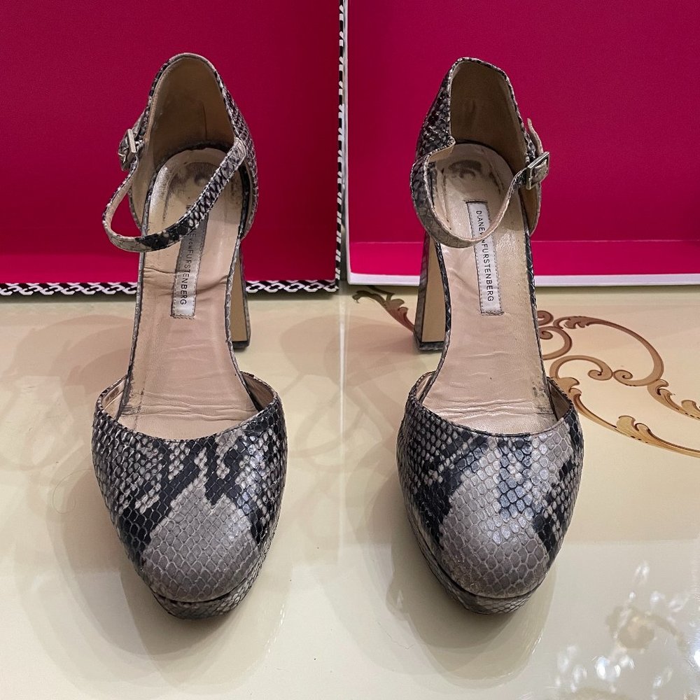 Diane Von Furstenberg Gray Python Heel Size 8 - image 1